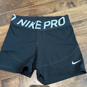 Nike pro women’s black shorts size small